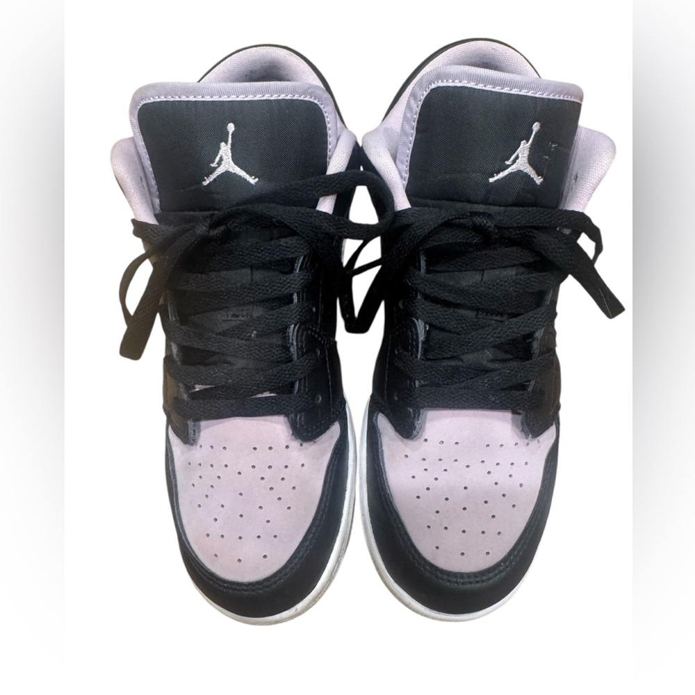 Preowned Air Jordan 1 Black Iced
Lilac. Youth size 5.5